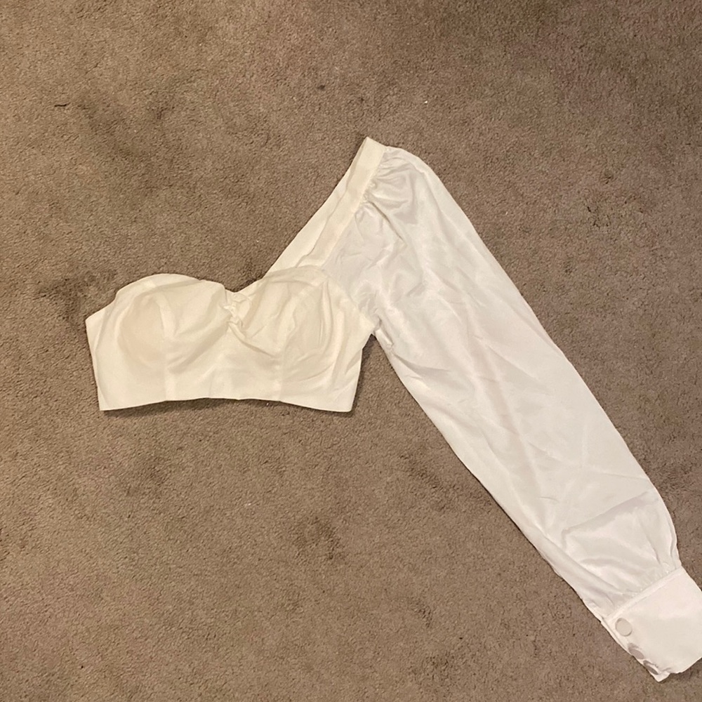 Bebe white crop top one shoulder , brand new without tag, size M